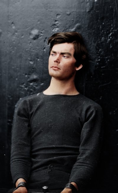 Lewis Powell avec des fers aux poignets à bord de l