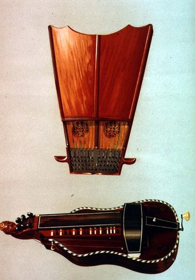 Une harpe à cloche et une vielle à roue, de 