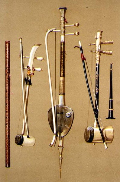 Un khlui, trois so sam sai avec des arcs et un pi, instruments thaïlandais de 
