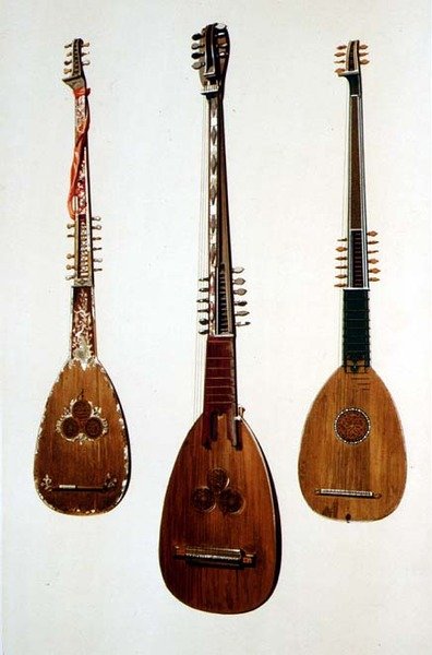 Trois chittaroni, deux de Venise vers 1608 et un de Grande-Bretagne vers 1885, de 