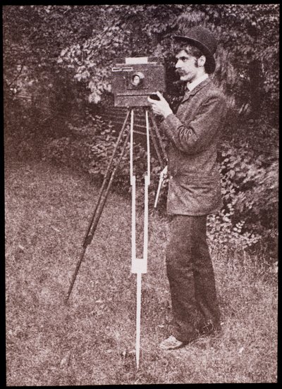 Autoportrait avec appareil photo, trépied et pistolet - Alfred Stieglitz