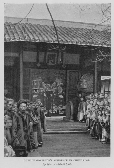 Devant la résidence du gouverneur à Chungking - Alicia Little
