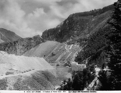 Monte Freddone sur le tronçon Iacco dans les Alpes Apuanes à Arni (LU) avec les carrières de marbre (photo n/b) - Fratelli Alinari