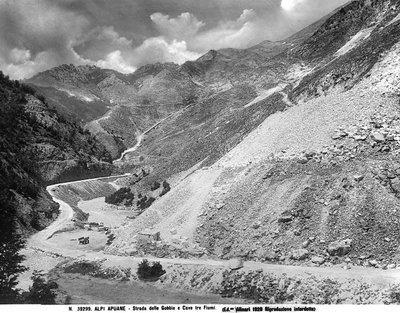 Vue de la route de Gobbie avec les carrières de marbre dans la localité de Tre Fiumi dans les Alpes Apuanes à Garfagnana (LU) - Fratelli Alinari