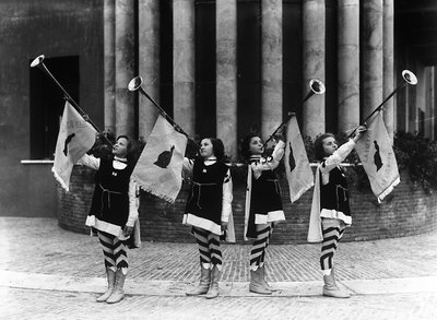 Villa Rosa Maltoni Mussolini: groupe de jeunes filles habillées en pages - Fratelli Alinari