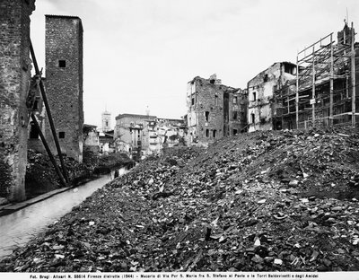 Seconde Guerre mondiale : Vue des décombres sur la Via Por Santa Maria entre Santo Stefano al Ponte et les Tours des Baldovinetti et Amidei à Florence, après le bombardement. Cette photographie faisait autrefois partie de la Collection Brogi, mais appartie - Fratelli Alinari