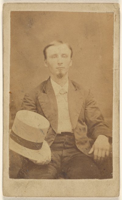 [Homme non identifié avec un bouc, assis, tenant un chapeau haut de forme de couleur claire sur le genou]. - Alphesu M. Lyons