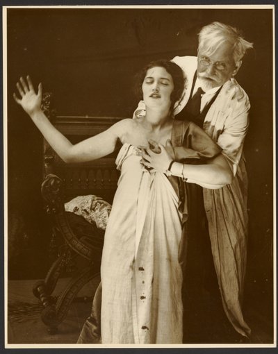 [Alphonse Mucha en costume avec sa fille Jaroslava comme modèle pour l