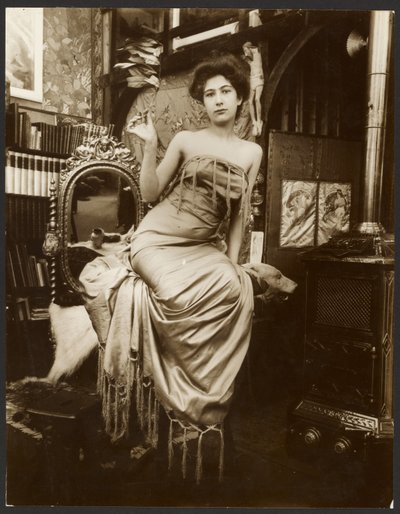 [Modèle féminin tenant une branche de laurier, Paris] - Alphonse Maria Mucha
