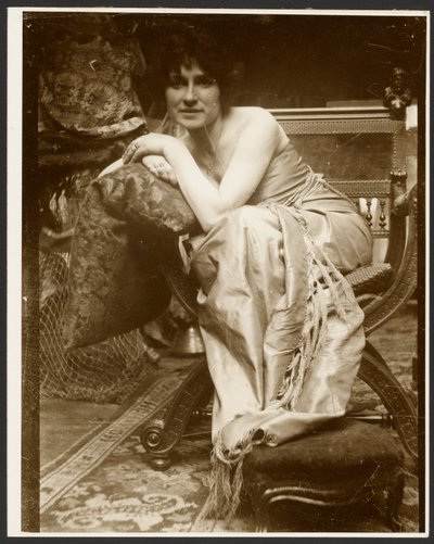 [Modèle féminin posant pour le panneau décoratif "Émeraude", utilisé au début des années 1930 pour plusieurs autres dessins et peintures, Paris.] - Alphonse Maria Mucha