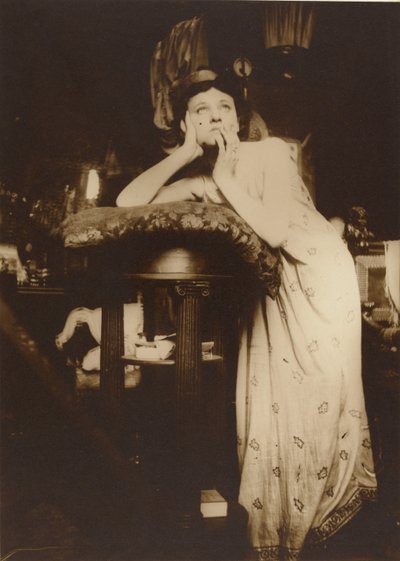 [Modèle féminin portant un diadème, Paris]. - Alphonse Maria Mucha