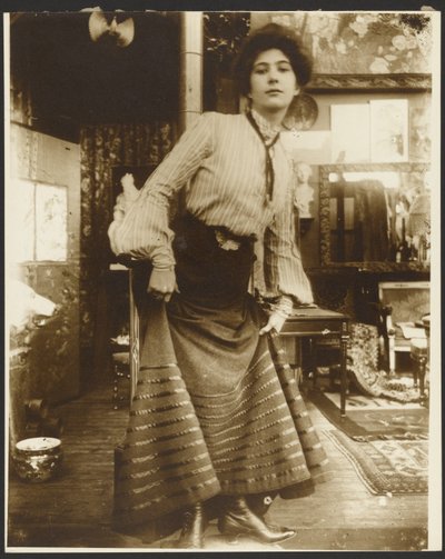 [Modèle féminin en blouse rayée et robe longue, Paris] - Alphonse Maria Mucha