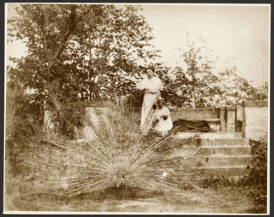 [Mme Marie Mucchová avec sa fille Jaroslava dans le parc de Zbiroh, Bohême]. - Alphonse Maria Mucha