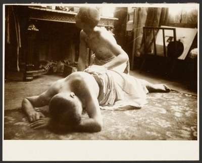 [Deux hommes semi-nus sur le sol d
