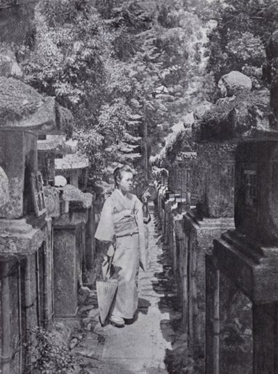 Une dévote comptant les lanternes en pierre à Kasuga - American Photographer (after)