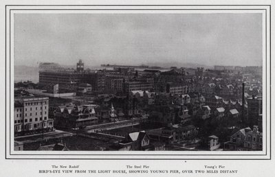 Vue aérienne depuis le phare, montrant la jetée de Young, à plus de deux miles de distance - American Photographer (after)