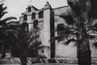 Californie : Cloches de la Mission San Gabriel, fondée en 1771, sur les pentes des collines couvertes de coquelicots près de Pasadena - American Photographer (after)