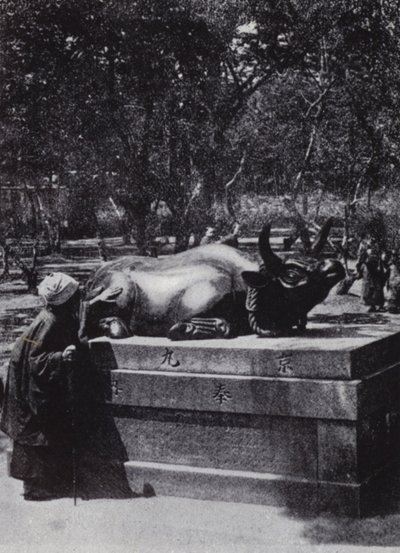 Femme dévote caressant un taureau en bronze - American Photographer (after)