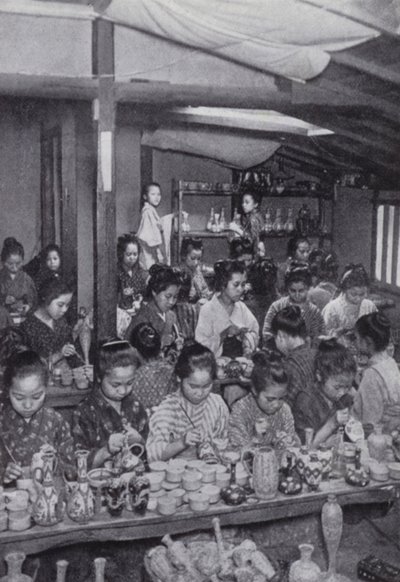 Filles décorant de la poterie bon marché - American Photographer (after)