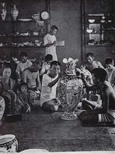 Décorateurs de porcelaine au travail, dans les célèbres ateliers Kinkosan à Awata, Kyoto - American Photographer (after)