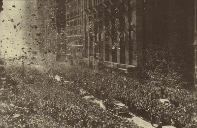 Le président américain Franklin D Roosevelt recevant un accueil enthousiaste à New York après avoir été élu pour un troisième mandat, décembre 1940 - American Photographer (after)