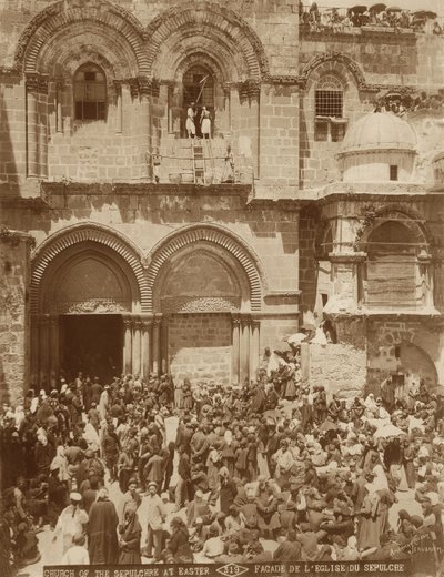 Église du Saint-Sépulcre, Jérusalem, avec la cour bondée de pèlerins rassemblés pour Pâques, 1898-1911 - American Photographer