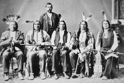 Délégation de chefs Sioux, dirigée par Red Cloud (1822-1909) à Washington D.C. pour rencontrer le président Ulysses S. Grant (1822-85) en 1870 - American Photographer