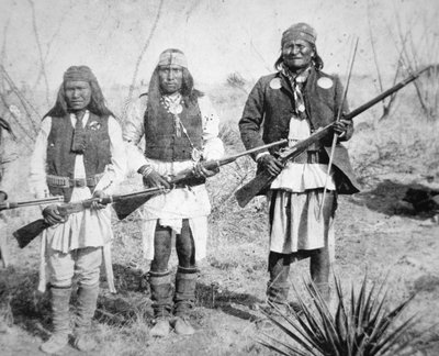 Geronimo et trois de ses guerriers Apaches - American Photographer