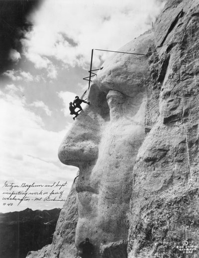 Gutzon Borglum inspectant le travail sur Washington au Mont Rushmore, 1932 - American Photographer