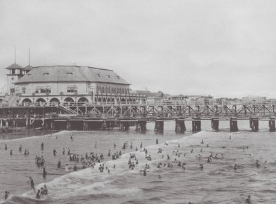 Long Beach, Californie : Auditorium municipal et scène de baignade (photo n/b) - American Photographer