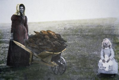 Femme pionnière collectant des bouses de vache, Kansas, vers 1880 (photo colorisée) - American Photographer