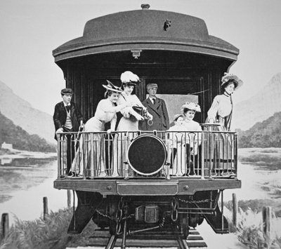 Touristes prenant des photos panoramiques depuis la plateforme d