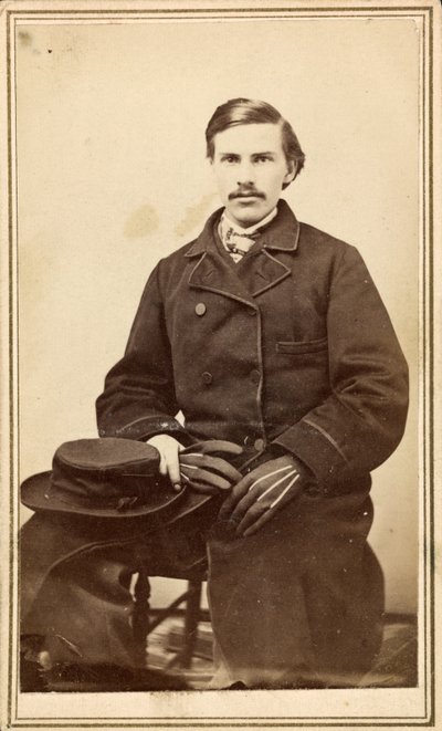 Homme non identifié en manteau avec chapeau et gants - American Photographer