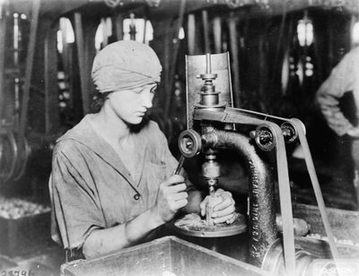Femme fraisant un trou de tube de détonateur et remplissant un trou dans une grenade à main chez Westinghouse Electric & Mfg. Co., East Pittsburgh, Pa., pendant la Première Guerre mondiale, 1914-18 - American Photographer