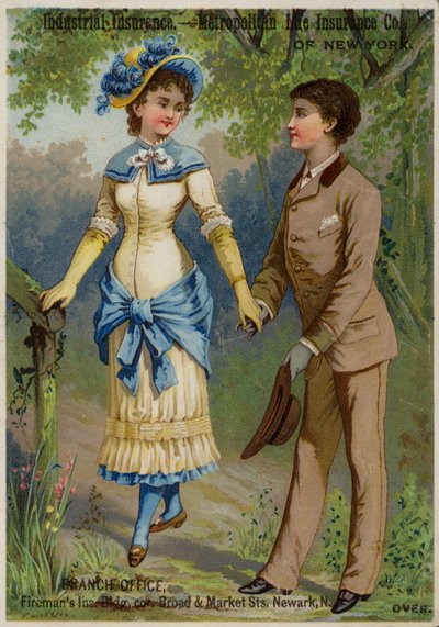 Couple se promenant main dans la main - American School