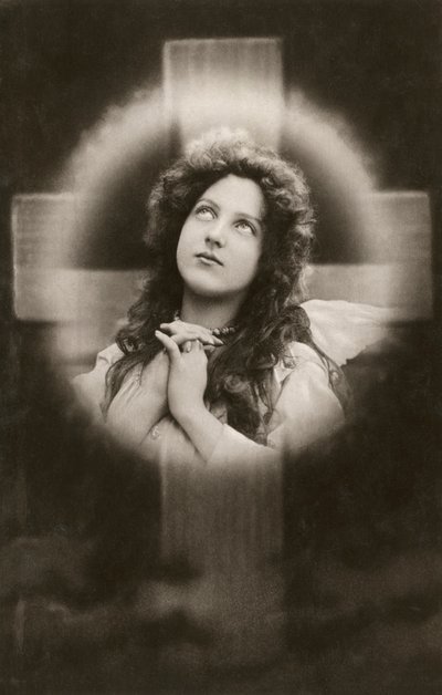 Femme dévote priant devant une croix - American School