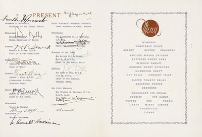 Menu imprimé signé par Winston Churchill et Franklin D. Roosevelt, U.S Flagship Augusta, Port du Navire, Terre-Neuve, daté du 9 août 1943. La première rencontre officielle de Churchill et Roosevelt qui a produit la Charte de l