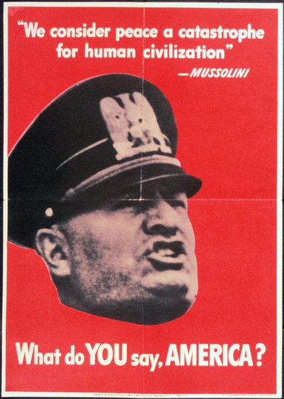 "Que dites-vous, AMÉRIQUE?", Affiche de la 2e Guerre mondiale des États-Unis avec le visage de Mussolini, Anonyme, vers 1942 - American School