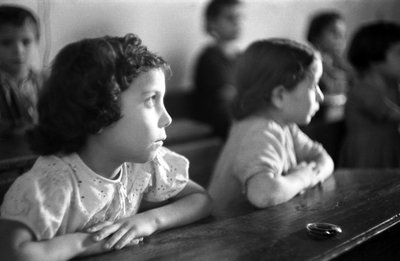 FILLE DE CLASSE, ÉCOLE DE CROTONE - Ando Gilardi