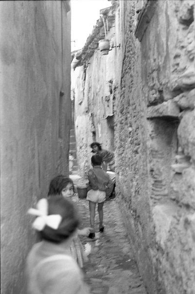 CROTONE - LAVÉ DANS LA RUE - Ando Gilardi