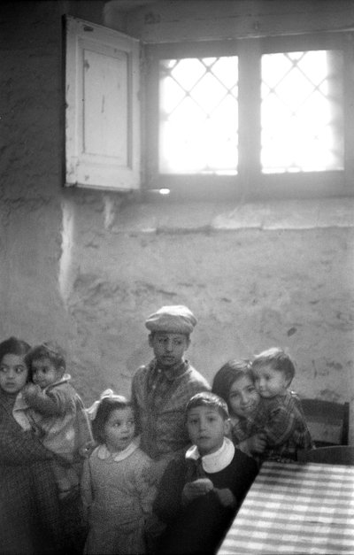 CROTONE, ENFANTS DANS UNE MAISON EN SOUS-SOL, - Ando Gilardi