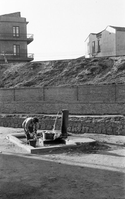 FEMME À LA FOUNTAIN, Crotone - Ando Gilardi