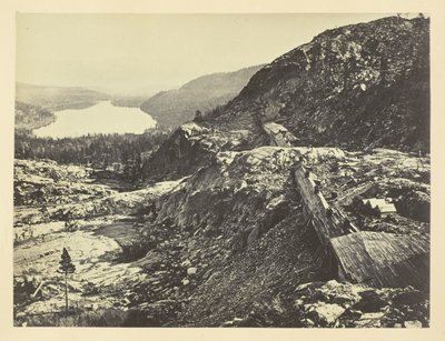 Sommet de la Sierra Nevada, abris à neige au premier plan, lac Donner au loin, C. P. R. R. - Andrew Joseph Russell