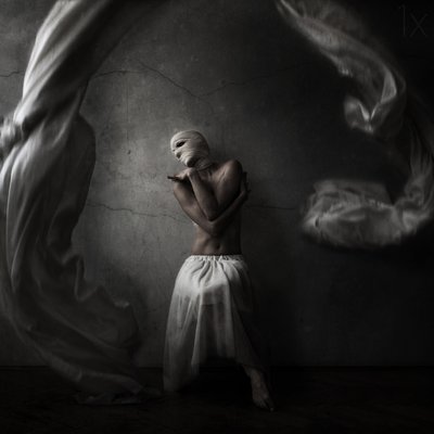 Silhouette enveloppée, pleine de dramatisme - Anja Matko