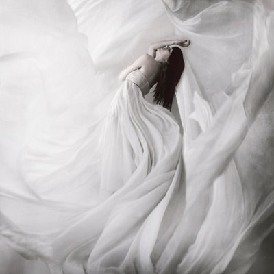 Une grâce éthérée, blanche et fluide - Anja Matko