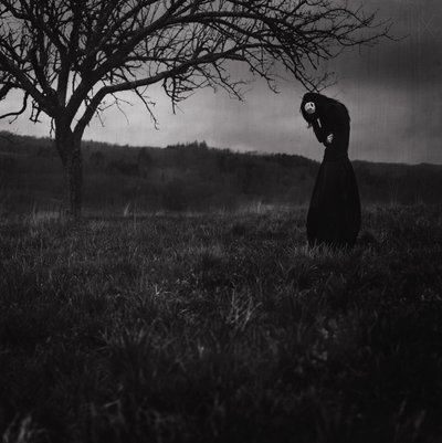 Une silhouette mélancolique dans un paysage sombre - Anja Matko