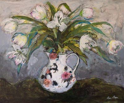 Tulipes blanches dans une cruche en fer, 2019 - Ann Oram