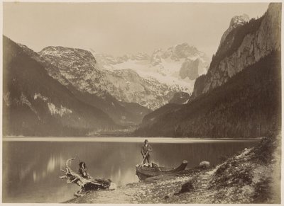 Vue sur un lac et montagnes environnantes avec un homme debout dans un bateau, probablement dans les Alpes - Anonymous