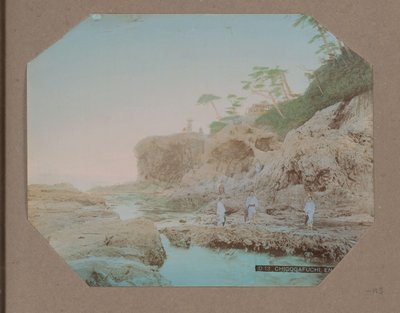 Hommes et femmes sur la côte près de Chigogafuchi à Enoshima, Japon - Anonymous