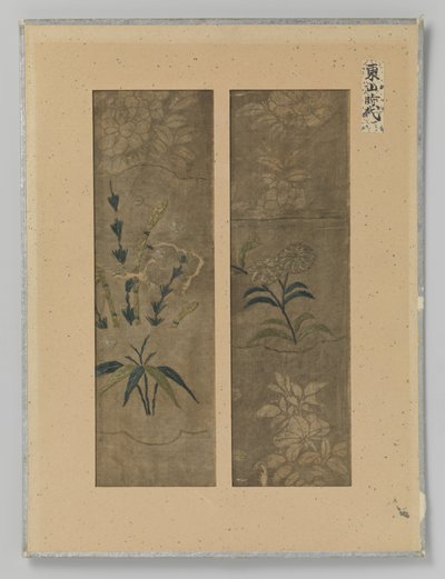 Deux fragments de textile sur une feuille, broderie et impression sur soie - Anonymous